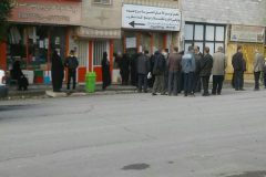 صف‌ توزیع کالاهای اساسی در همهمه کرونایی فراهان