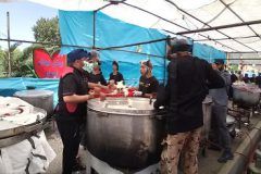 طبخ و توزیع ۴۰۰۰ پرس غذا به مناسبت عید غدیر در فراهان