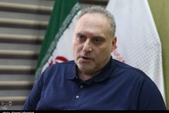 شعر افشین علا در پاسخ به اهانت علی کریمی: کسی که نان سگان می‌خورد چه می‌فهمد؟ غذا و شربت نذری نشانه‌ی شرف است