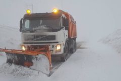 محورهای مواصلاتی فراهان برف‌روبی شد