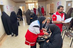 ارائه خدمات کاروان سلامت هلال احمر در فراهان